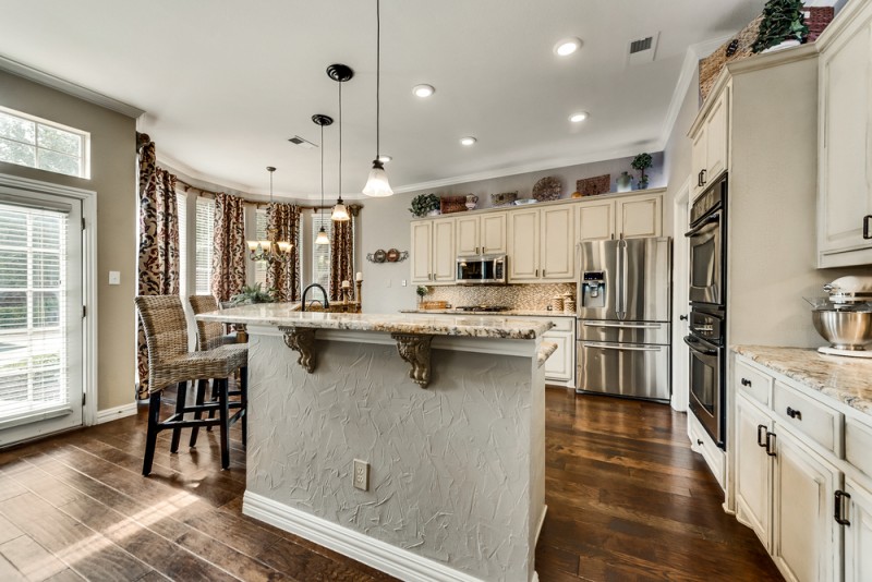    Gourmet Kitchen with Breakfast Bar Seating 