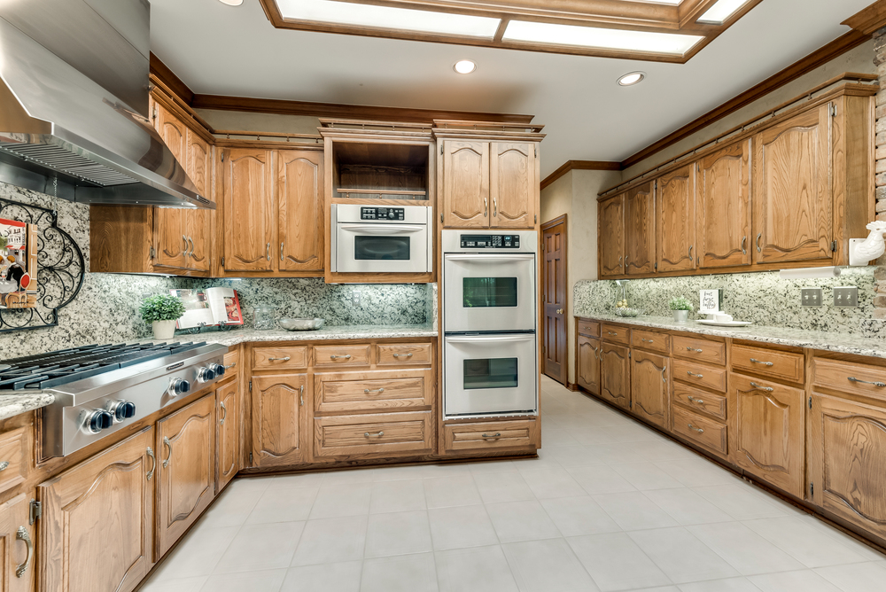    Stainless Steel Appliances Include a Commercial Grade KitchenAid   Burner Gas Cooktop with Additional Indoor Grill 
