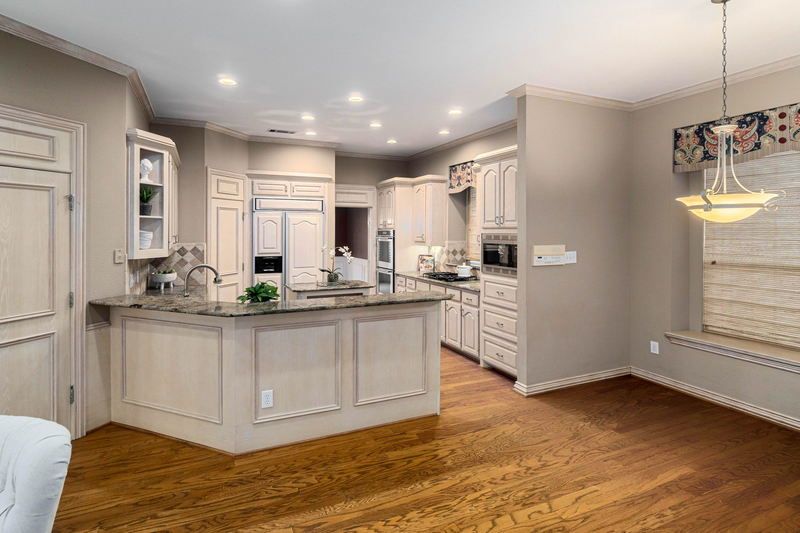    Kitchen and Breakfast Area 